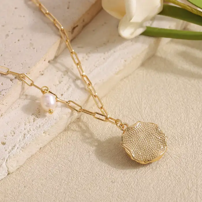 Collier pendentif fleur émaillée vintage français pour femme, chaîne maillons trombone perle baroque, bijou ras-du-cou rétro doré