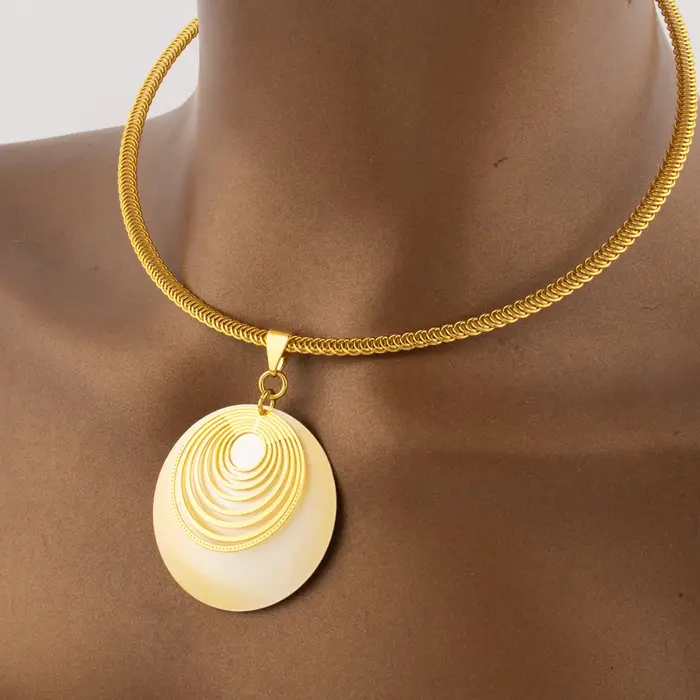 Ensemble de bijoux doré luxueux pour femmes, collier et boucles d'oreilles élégants pour mariage et cérémonies de remise de diplômes