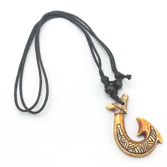 Collier à crochet de poisson de Maui - Pendentif spirale maori sculpté en résine, 2 couleurs, bijoux