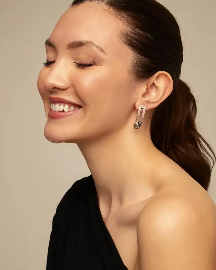 Boucles d'oreilles longues géométriques extrêmement simples : une boucle d'oreille design de niche avec motifs personnalisés et texture métallique