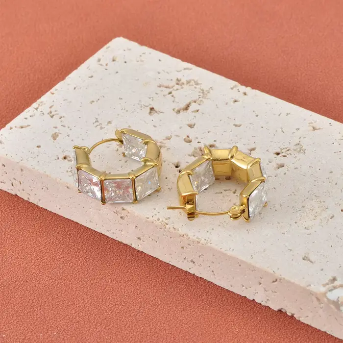 JeeMango – boucles d'oreilles carrées tendance en cristal et zircone pour femmes, en acier inoxydable, brillantes, bijoux d'anniversaire, cadeau E26066
