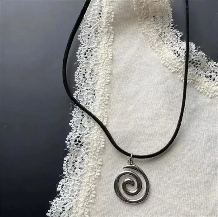 Collier avec pendentif Vortex en spirale Vintage pour femmes, corde en cuir tissée à la main, unisex