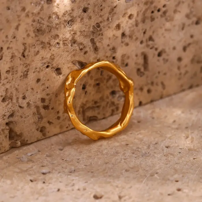 Bague en acier inoxydable plaquée or 18 carats élégante et hypoallergénique pour femmes occasions spéciales minimaliste design moderne et durable