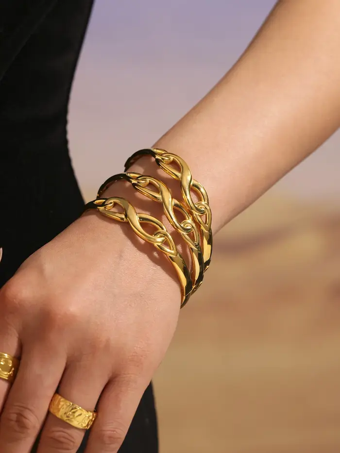 Amaiyllis léger luxe Iinfinite amour creux Bracelet Niche en acier inoxydable en forme de 8 à la mode personnalisé
