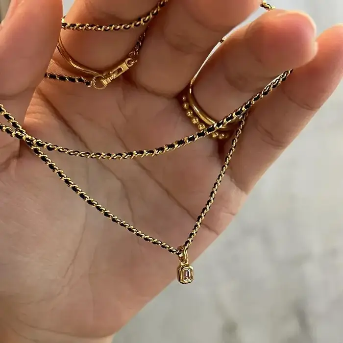 Collier chaîne tissée noire avec pendentif carré en zirconium blanc pour femmes occasions spéciales elegance mariage soirée
