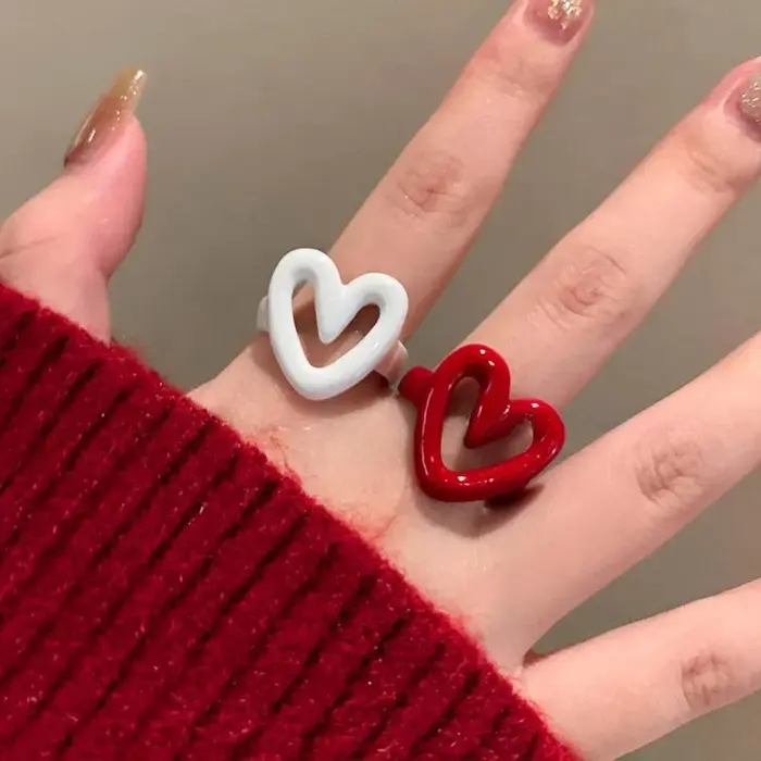 Bague en forme de cœur en émail blanc et rouge