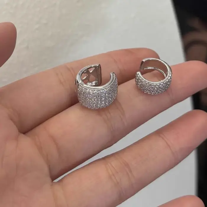 Clip d'oreille en forme de C de luxe entièrement orné de strass pour femmes