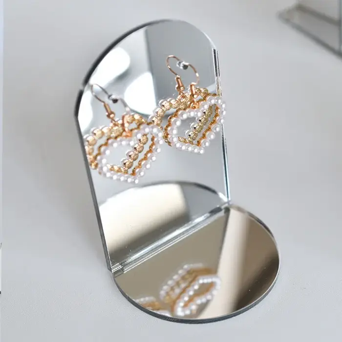 Présentoir à bijoux miroir vertical compact pour bagues et boucles d'oreilles en acrylique pour femmes avec plateau de table pour bijoux de piercings et plus