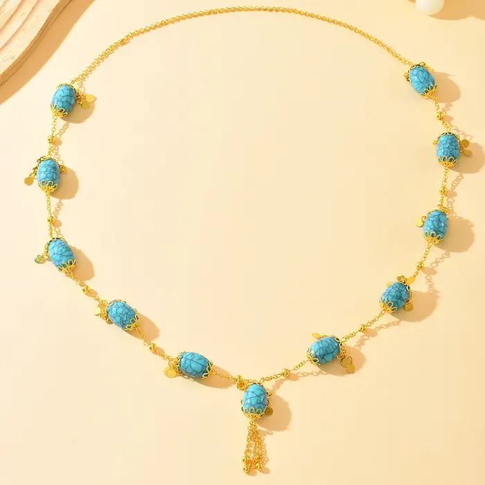 Un collier pendentif ovale bleu de style ethnique