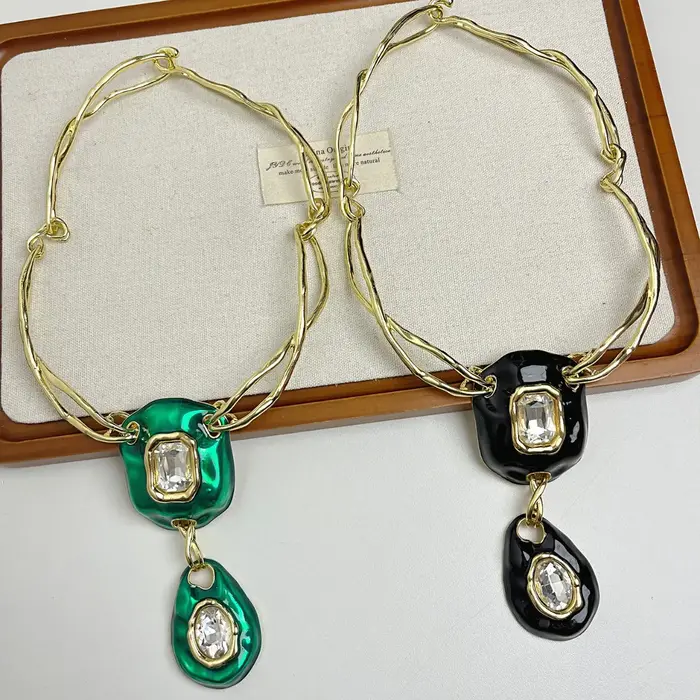 Collier ligne croisée de style rétro avec une touche de luxe discret et chaîne de clavicule pendentif en cristal haut de gamme