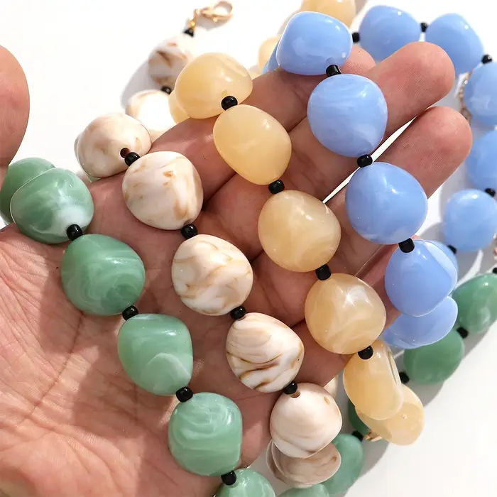 Collier ras du cou bohème en perles acryliques géométriques irrégulières pour femme
