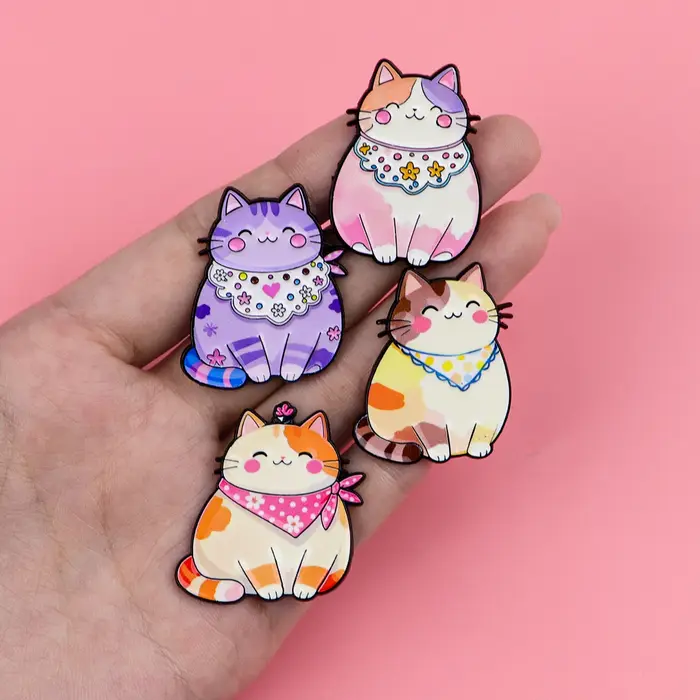 Broche en forme de chats colorés en émail