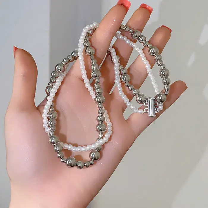 Collier enveloppé de perles d'imitation