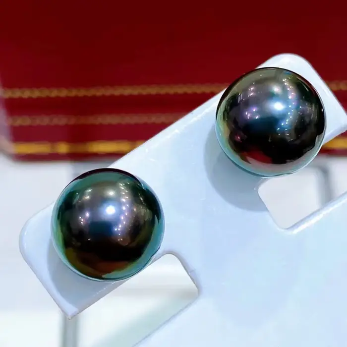 Boucles d'oreilles en or blanc 14 carats avec perles naturelles noires et vertes rondes de Tahiti, d