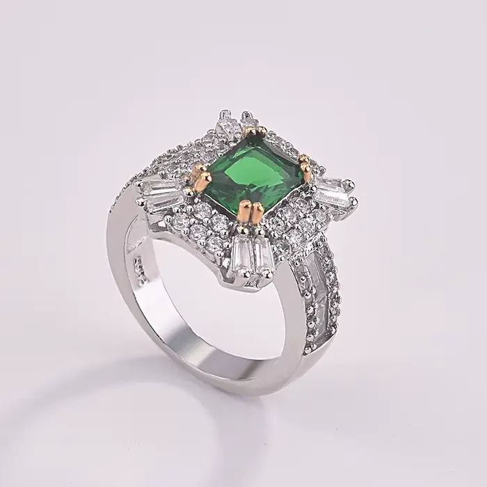 Bague de princesse carrée en émeraude et zircon de style luxueux