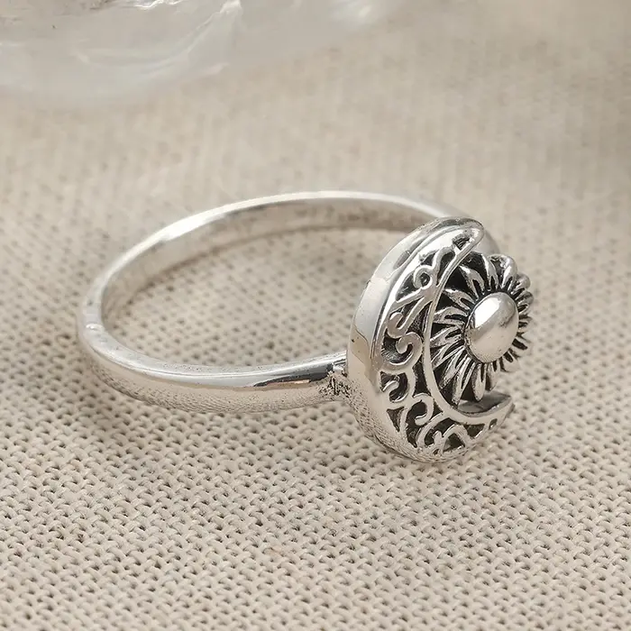 Bague Lune et Soleil Sculptée à la Main Style Bohème Exquise pour Femme – Bijou Vintage Tendance pour Banquets et Célébrations