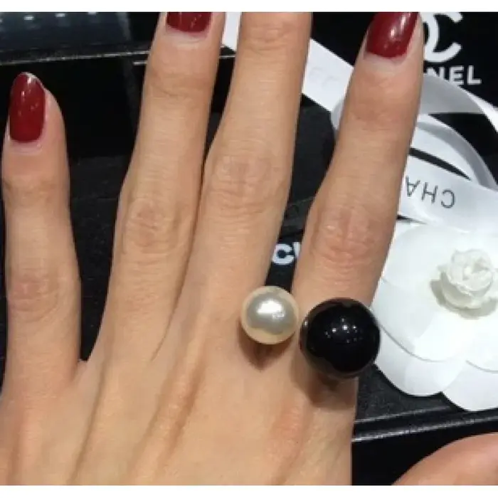 Bague ouverte en imitation perle noire et blanche à la mode pour femme