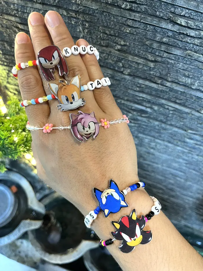 Ensemble de bracelets en perles avec personnage de dessin animé