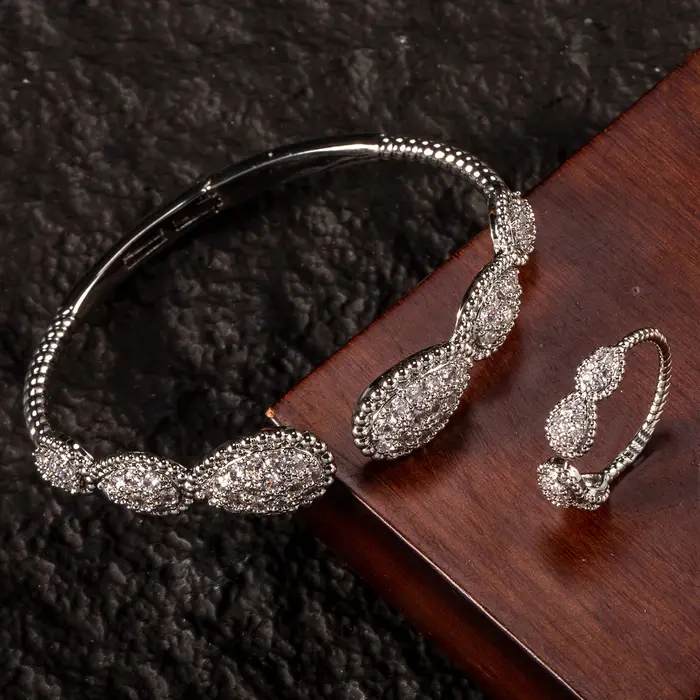 Ensemble de bijoux de luxe plaqué or 18 carats avec bracelet et bague sertis de cristaux carrés et d