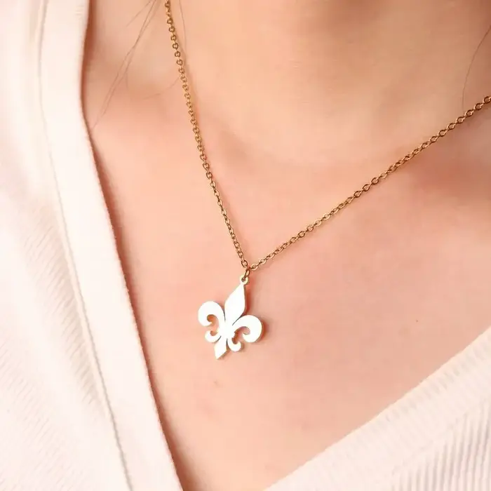 Collier Fleur de Lis Acier Inoxydable Pendentif Fleur Lys Saint Nicolas Bijoux Femme Occasions Spéciales