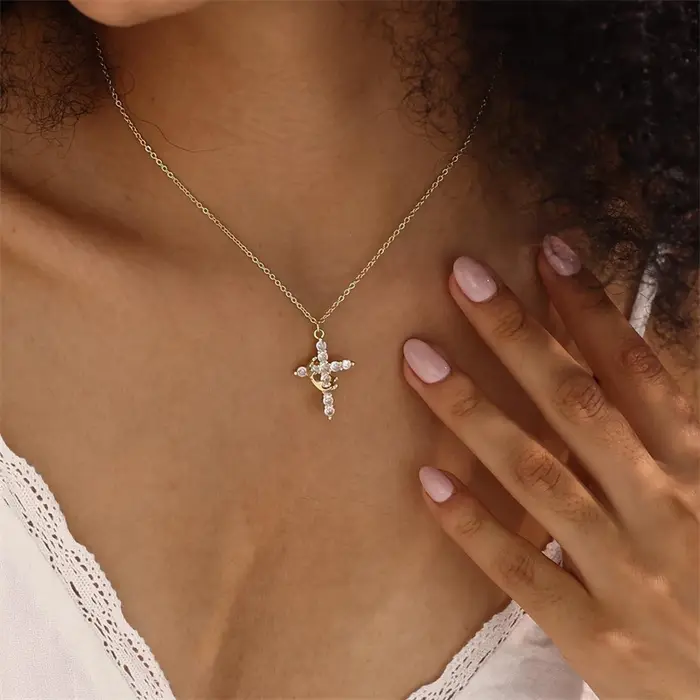 Collier avec pendentif couronne et croix rotative pour femmes