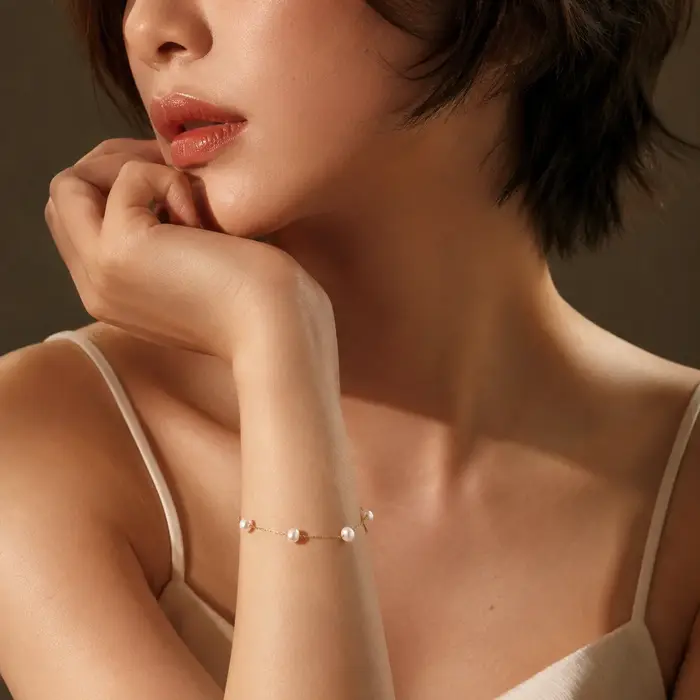 Bracelet minimaliste en perles d'eau douce naturelles plaqué or 14 carats pour femmes élégantes occasions spéciales cadeau bijoux