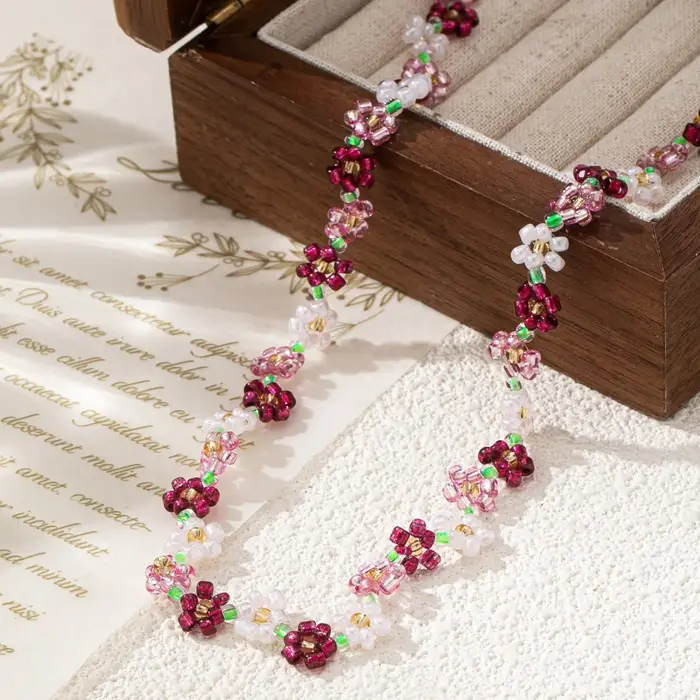 Collier en forme de pétale fabriqué à la main