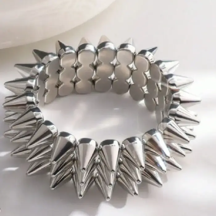 Bracelet Y2K punk à triple rang de clous