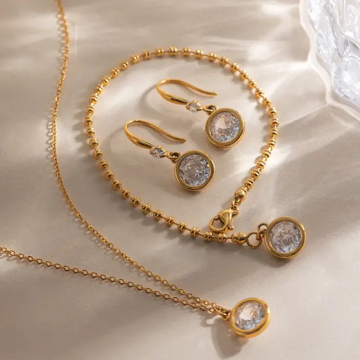 Ensemble bijoux tendance Zora Daily Fashion zircon acier inoxydable plaqué or collier boucles doreilles bracelet femmes occasions spéciales quotidiennes