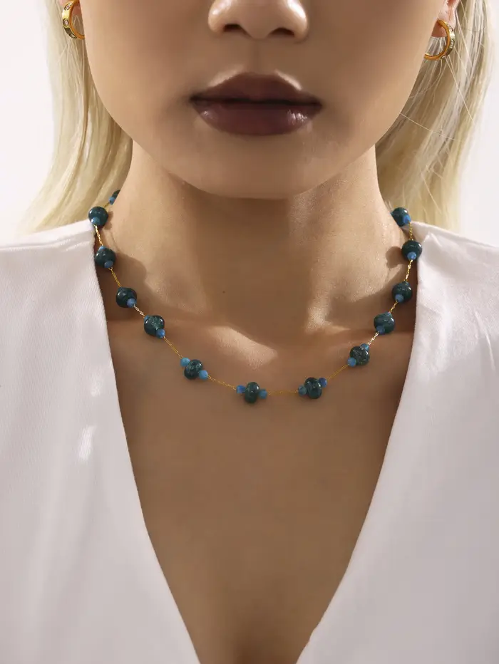 Collier en pierres naturelles perlées avec chaîne en acier inoxydable et breloque pour femmes occasions spéciales style moderne soirée