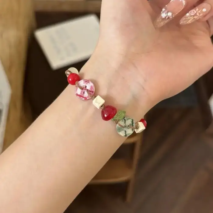 Bracelet à thème pommes sur cordon marron pour filles, rehaussant le style lors des pique-niques et 