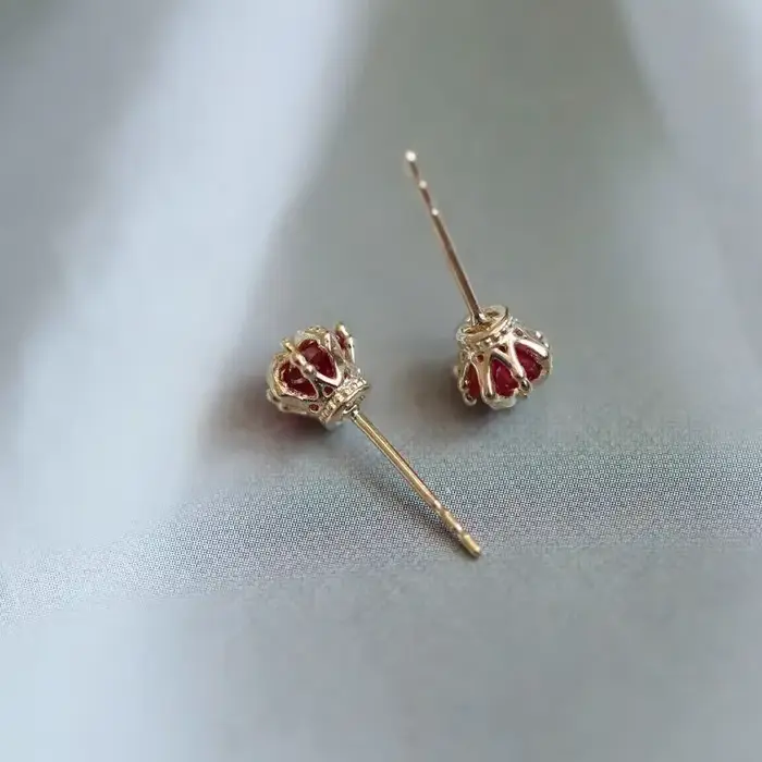 Boucles d'oreilles couronne tridimensionnelles incrustées de pierres précieuses rouges