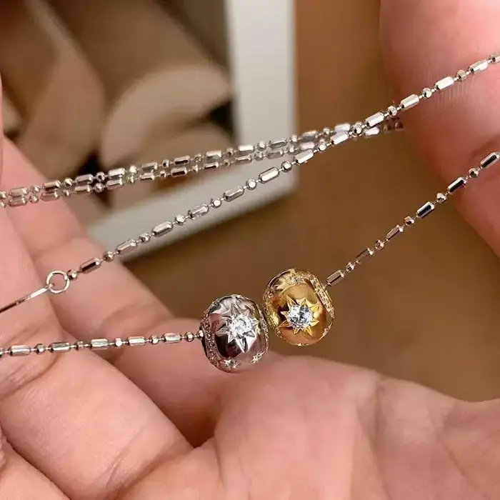 Collier classique brillant avec incrustation de perles rondes et étoiles en diamant