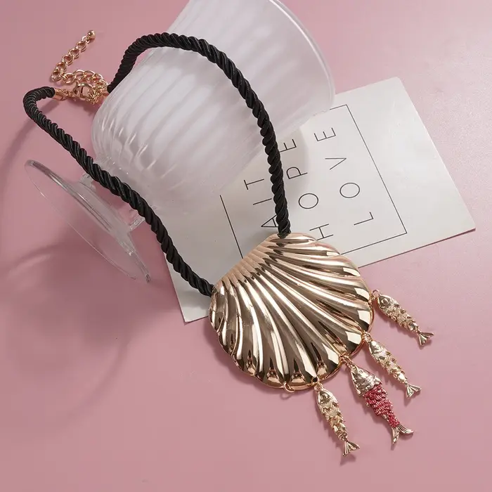 Collier en cordon noir avec breloque coquille et poisson