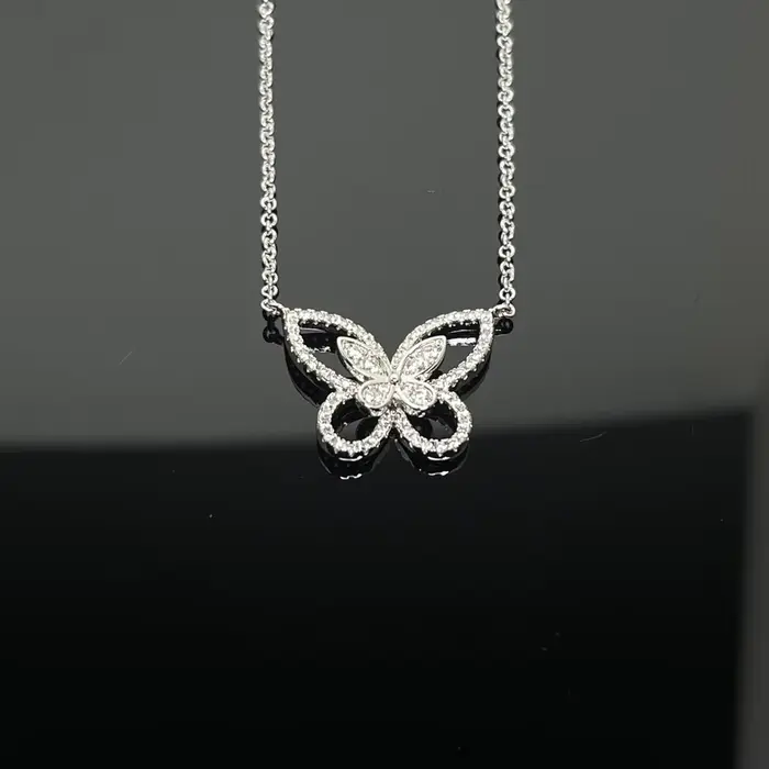 La collection de bijoux pour femmes en argent 925 comprend des boucles d'oreilles papillon classique