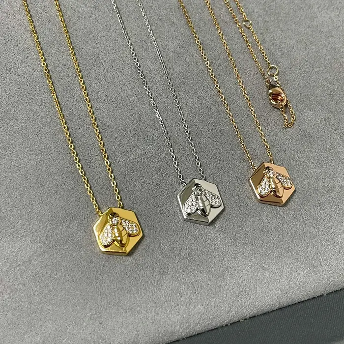 Nouveau produit tendance : collier abeille sculpté