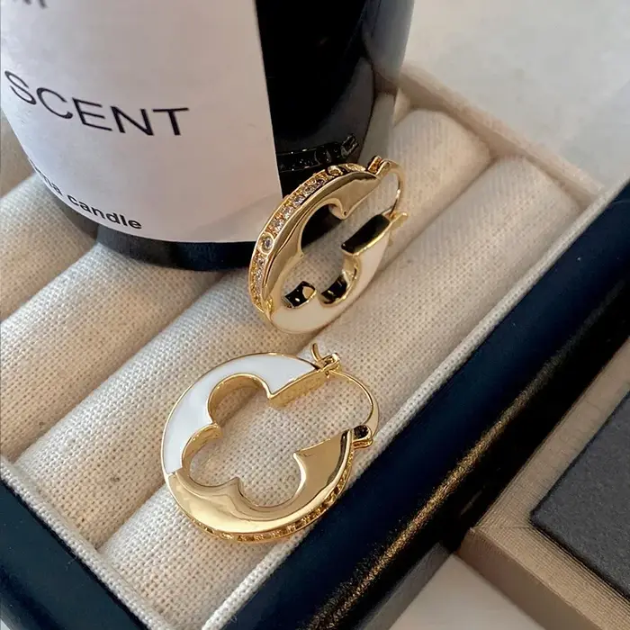 Manchette d'oreille trèfle à quatre feuilles en émail blanc à la mode