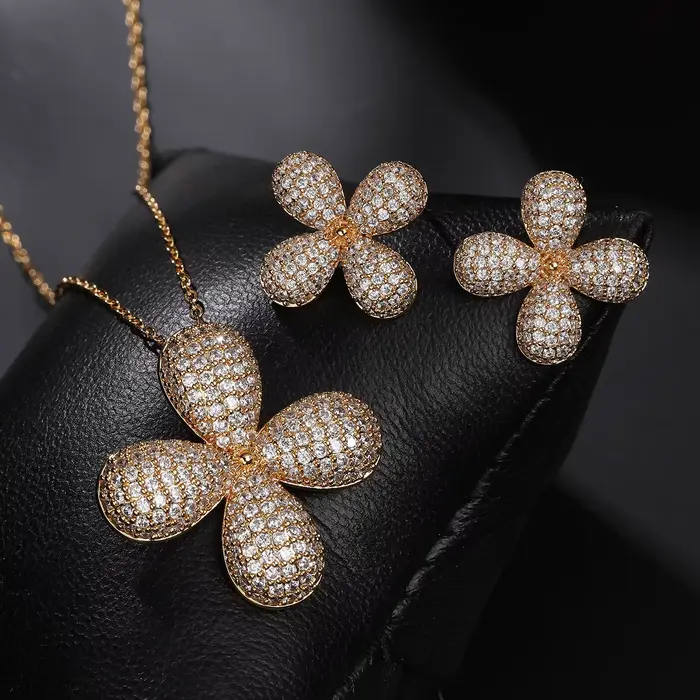 Ensemble de collier et de boucles d'oreilles en or plaqué 18 carats avec trèfle à quatre feuilles en