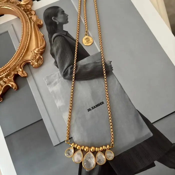 Collier en cristal naturel avec chaîne robuste pour femmes élégantes et occasions spéciales复古文学艺术，优雅简约大方天然水晶吊坠项链女性佩戴