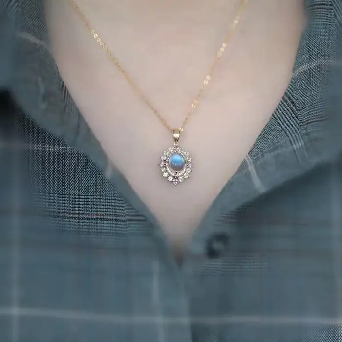 Collier en pierre de clair de lune colorée rayonnante pour femme