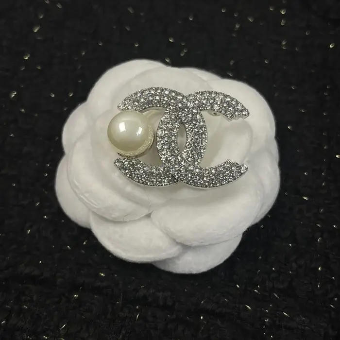 Broche Parfumée, Lettres Élégantes, Style INS Haut de Gamme, Perles Lumineuses, Petite Broche pour M