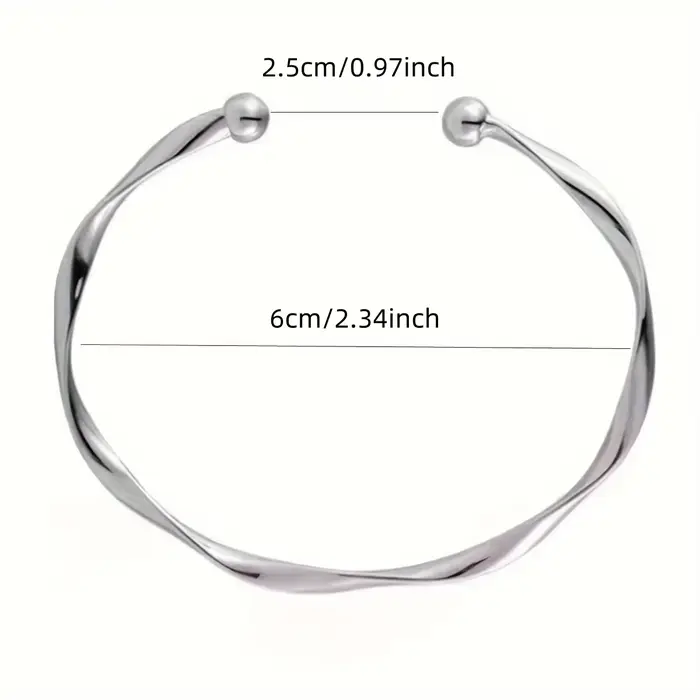 Un bracelet pour femme avec ouverture torsadée