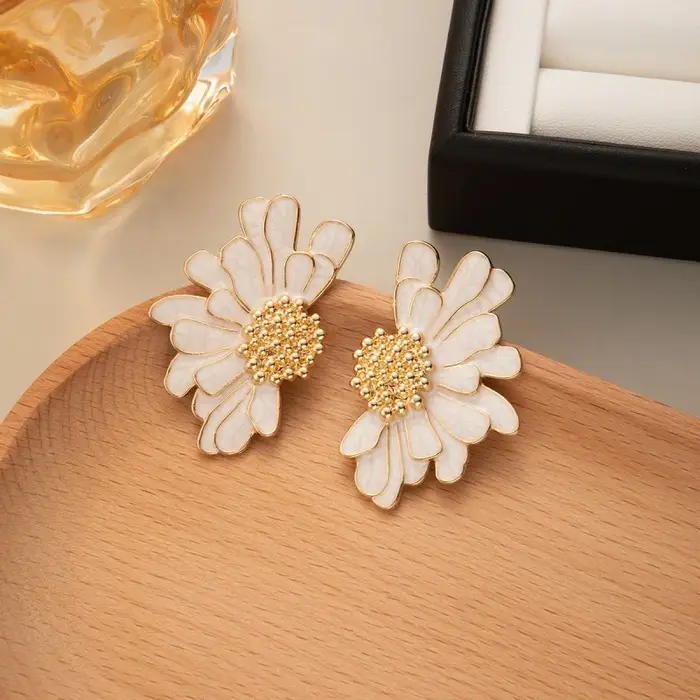 Boucles d'oreilles pétales en métal de couleur rose blanc pour femmes personnalité mode fleur