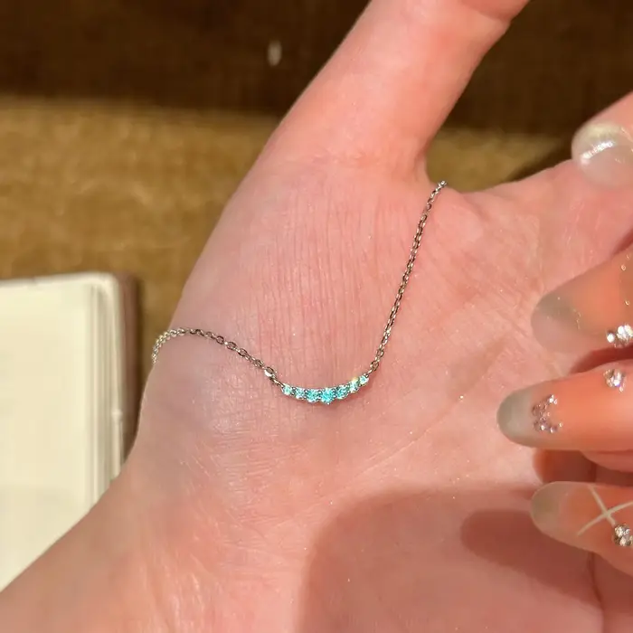 Boucles d'oreilles originales de créateur avec incrustations de diamants blancs et bleus, collier mi