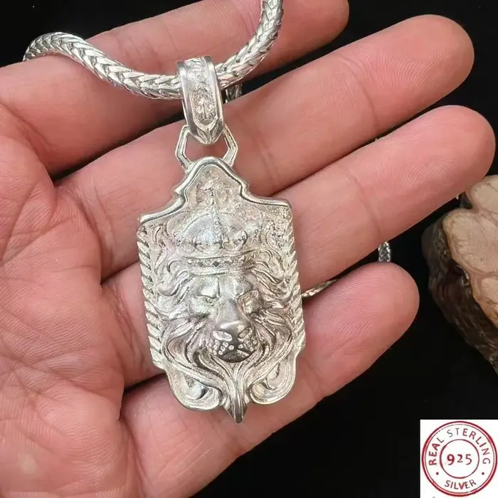 Collier avec pendentif lion en argent 925