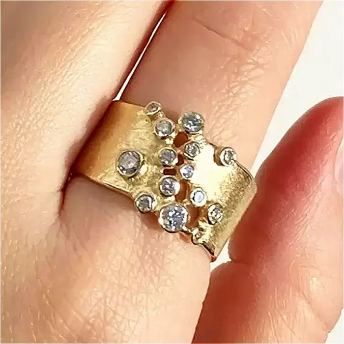 Bague large plaquée or au design simple et élégant pour femme