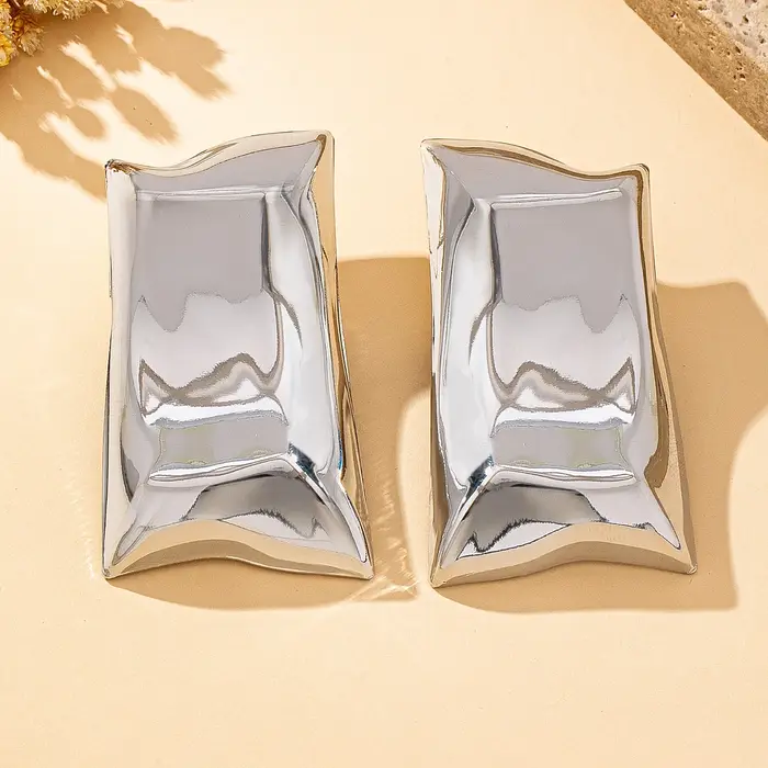 Une paire de boucles d'oreilles à la mode pour femmes