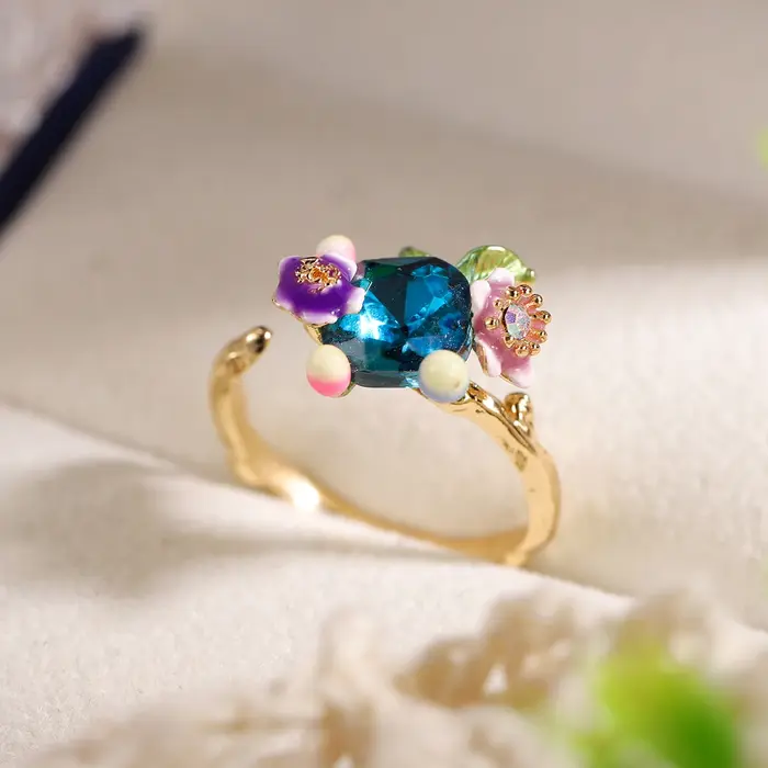 Bague ouverte ajustable chic avec pierre bleue et fleurs en émail colorées - Bijoux inspirés de la nature couleur or pour elle
