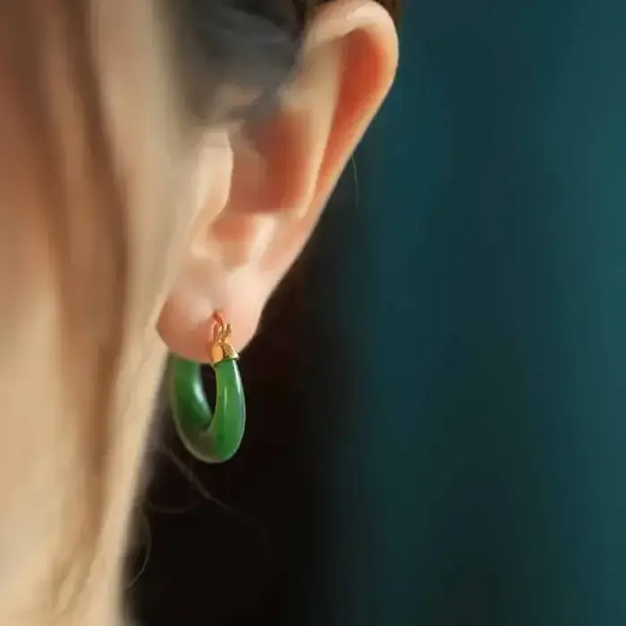 Boucles d'oreilles créoles en jaspe Hetian naturel pour femmes élégantes avec pierre de calcédoine verte pour mariage et occasions spéciales