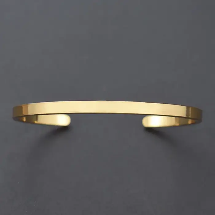 Bracelet en métal avec lettres gravées
